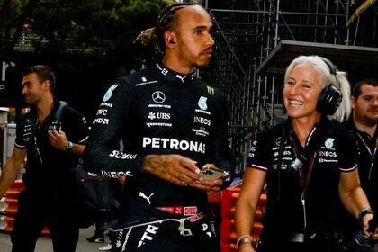Lewis Hamilton y Angela Cullen tienen tatuada la palabra loyalty en la muñeca izquierda; la lealtad, siempre vigente