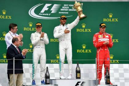 Lewis Hamilton y el trofeo más bonito de la Fórmula 1.