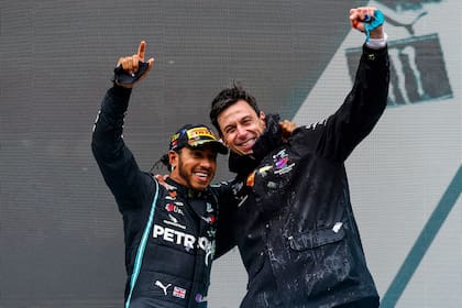 Otro tiempos: Lewis Hamilton y Toto Wolff celebran la victoria; Mercedes acumula 12 grandes premios sin triunfos, desde Arabia Saudita 2021