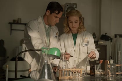 Lewis Pullman y Brie Larson en Lecciones de química (Foto: IMDb)
