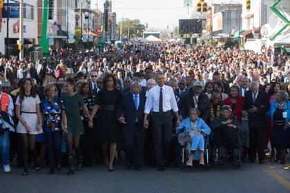 John Lewis y Barack Obama, durante una marcha por el 50 aniversario del "Domingo sangriento"