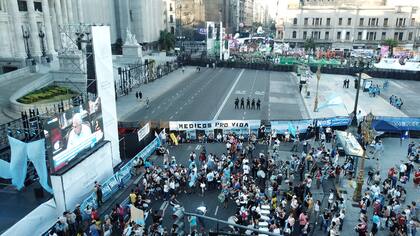 Ley de interrupción voluntaria del embarazo. A partir de 2018 el debate que preludió la sanción de la ley en 2020 estuvo protagonizado por la discusión entre la militancia de los pañuelos “verdes” y la de los “celestes”