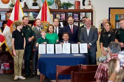 Ley HB 279: DeSantis firma normativa que eleva a delito grave el uso fraudulento del 911