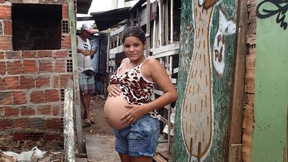 Leydiane da Silva vive en la favela Beco do Sururu; está embarazada de ocho meses y sólo vio al médico dos veces