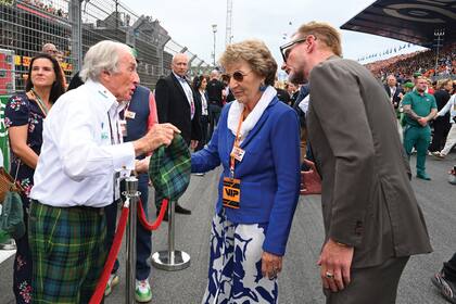 Leyenda de la Fórmula 1, el ex piloto británico Jackie Stewart saluda a la princesa Margarita, tía del Rey