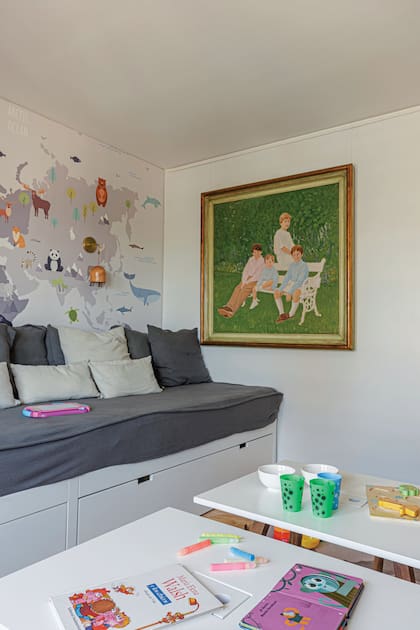 Leyenda del arte contemporáneo y parte del ‘Grupo de los 80’, el pintor Máximo ‘Majo’ Okner hizo este retrato familiar que la dueña guarda celosamente