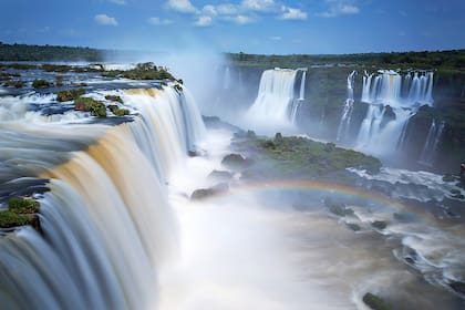 Leyenda guaraní. Boi, una malvada serpiente, enfurecida, quebró el río Iguazú y originó las imponentes Cataratas