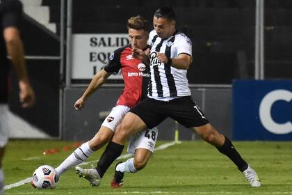 Leyendeker y Espinoza luchan por la pelota