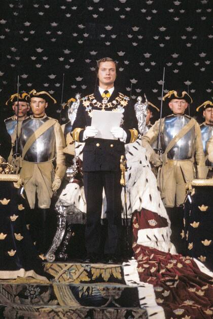 Leyendo su discurso el día de su coronación, que tuvo lugar en Estocolmo.