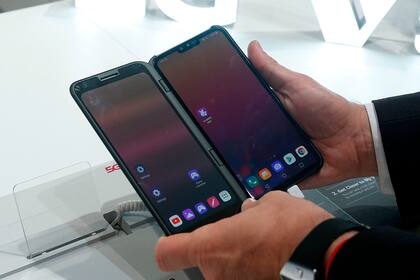 LG mostró como rio una pantalla secundaria que se engancha al teléfono (un LG V50 ThinQ)