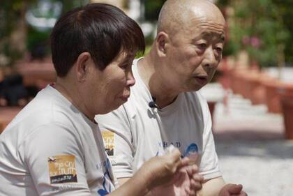 Li Eryou y su esposa, Liu Shuangfeng, siguen esperando saber qué le ocurrió a su hijo.