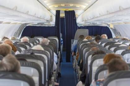 El avión acababa de aterrizar cuando el piloto empezó a hablar de la ciudad como si nadie lo oyera: “Que se joda este lugar, malditos liberales de mie..”, dice, en determinado momento el piloto