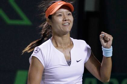 Li Na festeja su triunfo ante Cibulkova y jugará la final