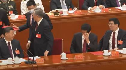 Li Zhanshu se limpia la frente con un pañuelo, nervioso, ante la extraña situación en el Congreso del Partido Comunista