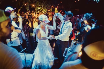 Sobre el escenario montado para la ocasión, los novios bailaron al ritmo de Los Leyenda Valdés, una banda de covers cuyos integrantes juegan al rugby en el Liceo Naval con su marido