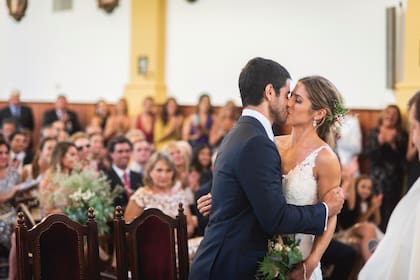 El beso tras ser declarados marido y mujer. La novia lució un traje de BHLDN decorado con flores en el corset que compró en un viaje a Estados Unidos. Lo complementó con sandalias de Sarkany