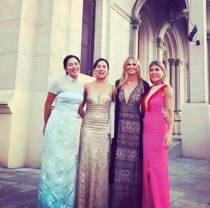 un grupo de íntimas amigas de la novia, todas polistas, que llegaron desde distintas partes del mundo: en el centro, de negro, se ve a Clare Mountbatten, marquesa de Milford Haven, que viajó desde el Reino Unido