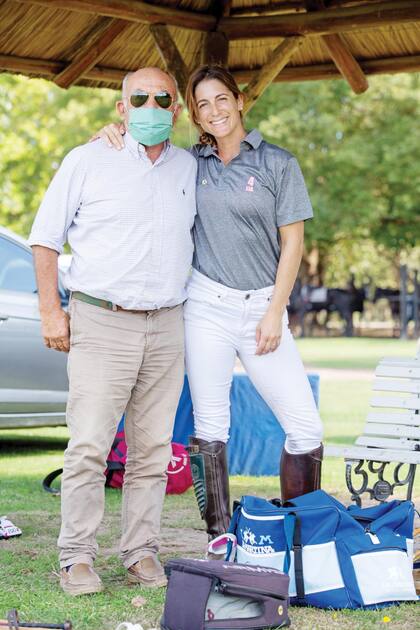 Lia con su papá, Héctor, criador de
caballos de polo y quien la impulsó a iniciarse
en este deporte, que él practicó de manera
amateur y llegó a tener 6 goles. “Papá es clave,
todo es gracias a él”, dice con gran orgullo.