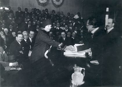 Lía Encalada, primera egresada de la Facultad de Agronomía. 1928.