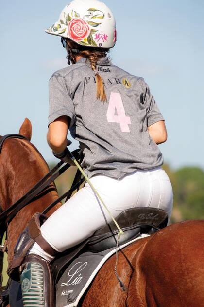 Lía está casada hace dos años con Juan
Manuel Rojas (es abogado) y reconoce
que la maternidad “no es algo que me
desvele ya, pero sí quiero ser mamá en
algún momento”. Coqueta, usa el rosa, su
color favorito, en casi toda su pilcha polera.
Incluso el casco tiene dibujadas unas rosas.