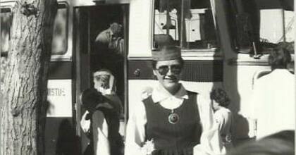 Lia Olljum en Tallinn, con vestimenta tradicional para participar del festival musical