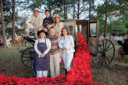 Lía Ruete –organizadora del evento, con un cuadro de colibrí en mano–junto a Mariana y Estela Ruete, y sobre el carruaje José y Juan José Aberg Cobo y Carolina Ruete