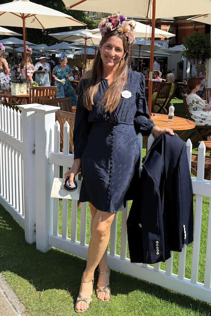 Lía Salvo, la gran polista argentina que brilla en el mundo, estuvo en Ascot con un tocado de María Victoria Jauretche.