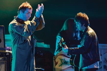 Liam con Noel durante la gira de Dig Out Your Soul, en Alemania, un mes antes de la pelea en París que le puso fin a Oasis