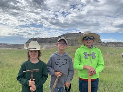 Liam Fisher, Kaiden Madsen y Jessin Fisher descubrieron un esqueleto de T. rex adolescente en las Badlands de Dakota del Norte