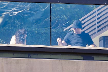 Liam Gallagher también decidió disfrutar del sol junto a su pareja, Debbie Gwyther. El cantante, compositor y líder de Oasis abandonó la habitación de su hotel en Sydney para relajarse en la terraza junto a la pileta. Con un gorro que le tapaba la cara y una remera negra, se lo vio charlar animadamente con su novia