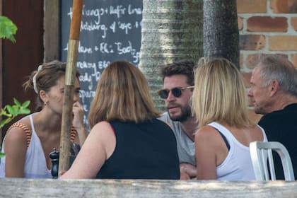 Liam Hemsworth almorzó en Australia junto a sus padres y su novia, Gabriella Brooks