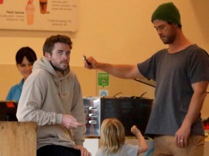 Liam Hemsworth recibe el apoyo de su hermano Chris y su familia