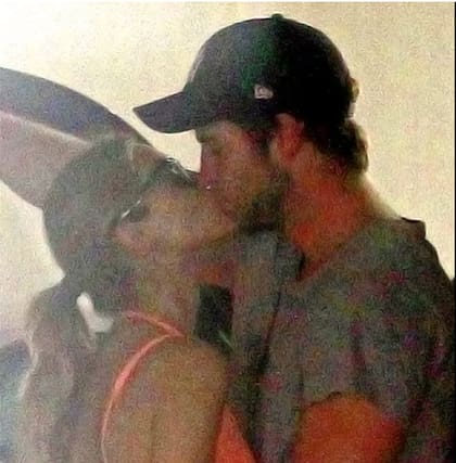 Liam Hemsworth y Eiza González fueron captados besándose en 2014