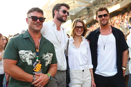 Liam junto a sus hermanos, Luke y Chris Hemsworth, y a su novia Gabriella Brooks, en el Grand Prix de Abu Dhabi, en noviembre de 2023