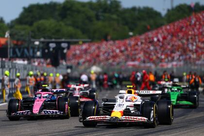 Liam Lawson en la lucha con Franco Colapinto, en los primeros compases de la carrera