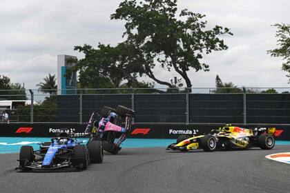 Liam Lawson (Racing Bulls) desestabiliza a Pierre Gasly (Alpine), que dio un vuelco y terminó estacionado en el aire contra una barrera de contención; los dos pilotos terminaron abandonando la carrera
