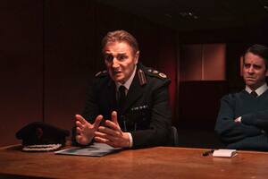 Liam Neeson en una escena de la tercera y última temporada de Derry Girls