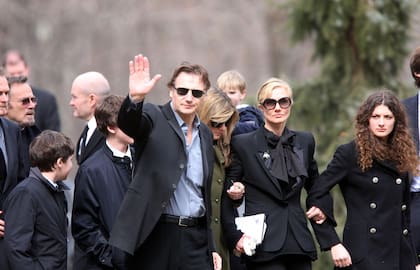 Liam Neeson, sus hijos y Joely, hermana de Natasha Richardson, en el funeral de la querida actriz