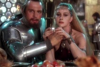 Liam Neeson y Helen Mirren en una escena de la película Excalibur