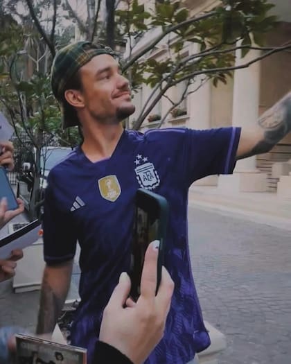 Liam Payne with a gift from his fans in downtown Buenos Aires
