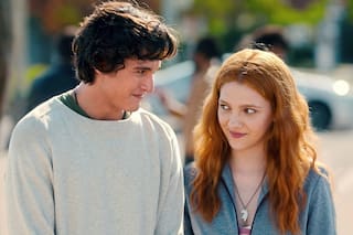 Cómo es la nueva serie éxito de Netflix sobre una chica que triunfa en el mundo de la moda contra todo pronóstico