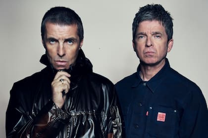 Liam y Noel Gallagher, en una de las imágenes promocionales de la gira mundial Oasis Live '25