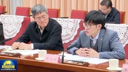 Liang Wenfeng (derecha) es el jefe de la firma que creó DeepSeek.