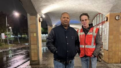 Libaane Warsame (izquierda) integra las patrulla vecinales que vigilan las calles por la noche.