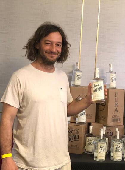 "Libertad nace del sueño de ser dueños de nuestro propio destino", dice la etiqueta del Gin Libertad fabricado por Nicolás Badel y su socio.