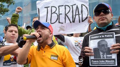 ¡Libertad! pregona un cartel en medio de una protesta de venezolanos contra la Constituyente en Bogotá, Colombia