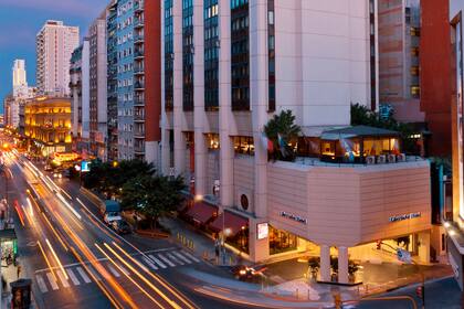 Libertador Hotel se ubica a una cuadra de la peatonal Florida y el shopping Galerías Pacífico, presentándose como un punto ideal para descansar y hacer turismo por la ciudad