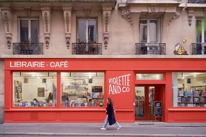  Librairie Violette and Co, una librería feminista y lesbiana, alquila una tienda de propiedad de la ciudad y atrae a una clientela de toda Francia