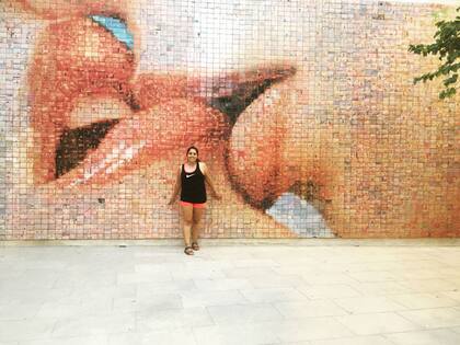 Libre. Así se siente hoy Aylen, una mujer que cinco años atrás dejó Argentina para iniciar una nueva vida en Barcelona, sin la certeza de un futuro seguro, pero con aquella paz interior invaluable que solo otorga el hecho de saber que las decisiones tomadas han sido propias y auténticas.