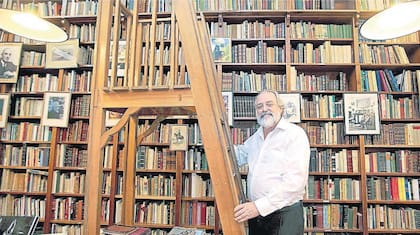 Librero de ley: Alberto Casares en la sede actual de la librería, en Suipacha 521